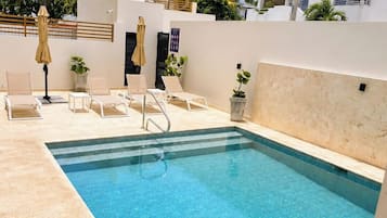 Condo tiện nghi đơn giản, ban công, quang cảnh bãi biển | Hồ bơi