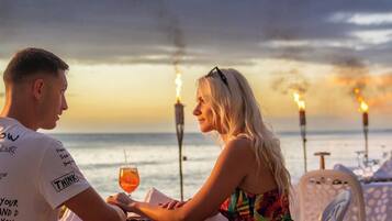 Comfort Condo, Balcony, Beach View | Outdoor dining