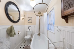 Bathroom - Delightful cabin Sleeps 14! 5 Min To Pinecrest Lake! Family Gatherings Welcome! (Long Barn)