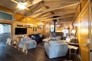 Living area - Delightful cabin Sleeps 14! 5 Min To Pinecrest Lake! Family Gatherings Welcome! (Long Barn)