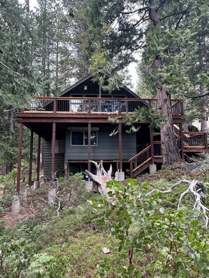 Exterior - Delightful cabin Sleeps 14! 5 Min To Pinecrest Lake! Family Gatherings Welcome! (Long Barn)