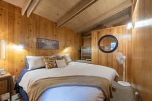 Room - Delightful cabin Sleeps 14! 5 Min To Pinecrest Lake! Family Gatherings Welcome! (Long Barn)