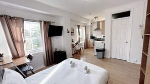 Room - Chelsea Studio with Private Balcony | King Bed | Sleeps 2 (London)