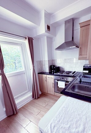 Private kitchen - Chelsea Studio with Private Balcony | King Bed | Sleeps 2 (London)