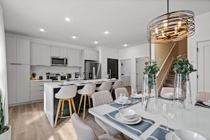 Dining - Chic Home Just 15 Min to Disney (Kissimmee)