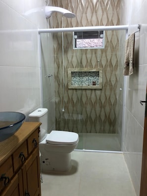 Dusche, Haartrockner, Handtücher, Seife