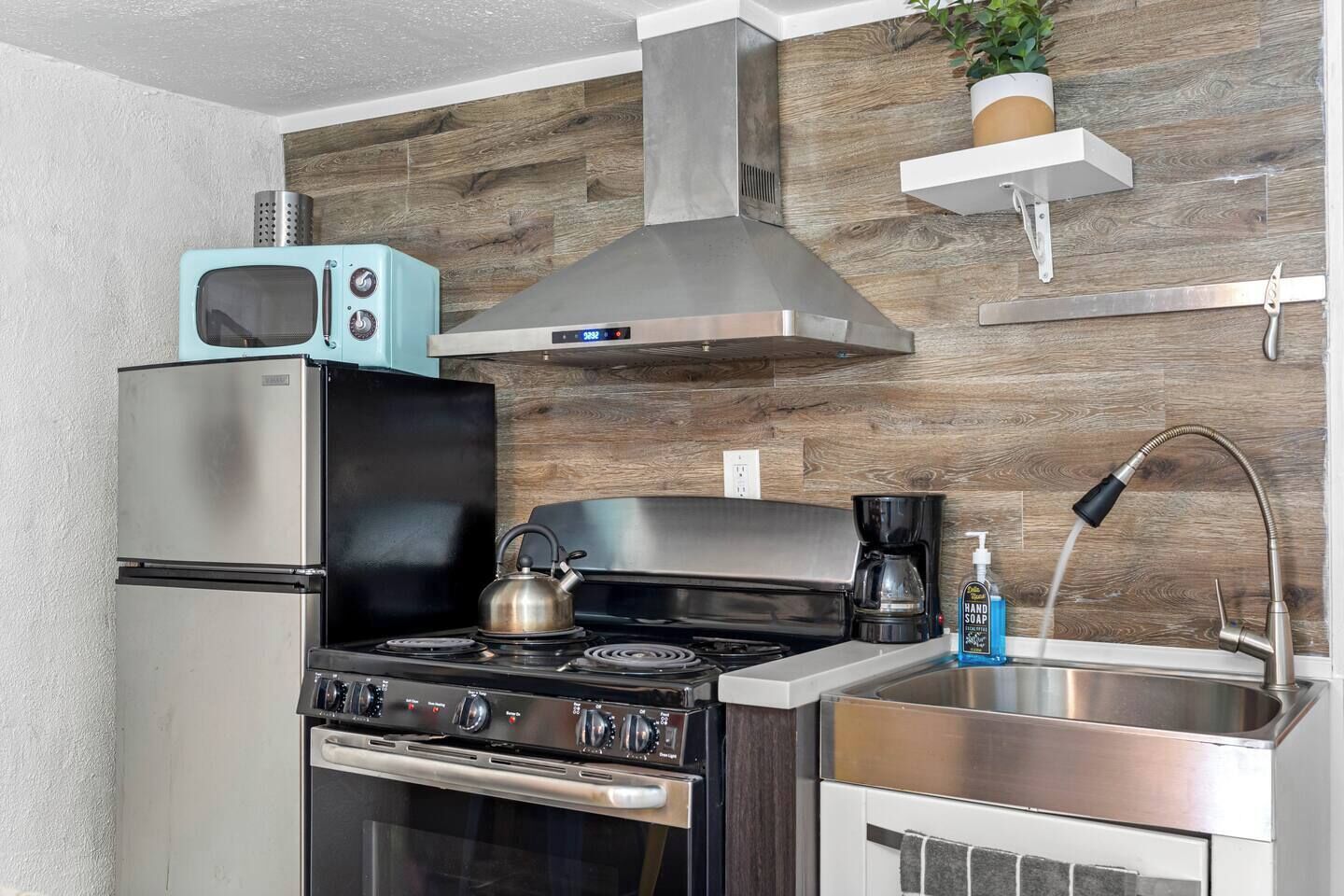 Coffee/tea maker, fridge, microwave, oven