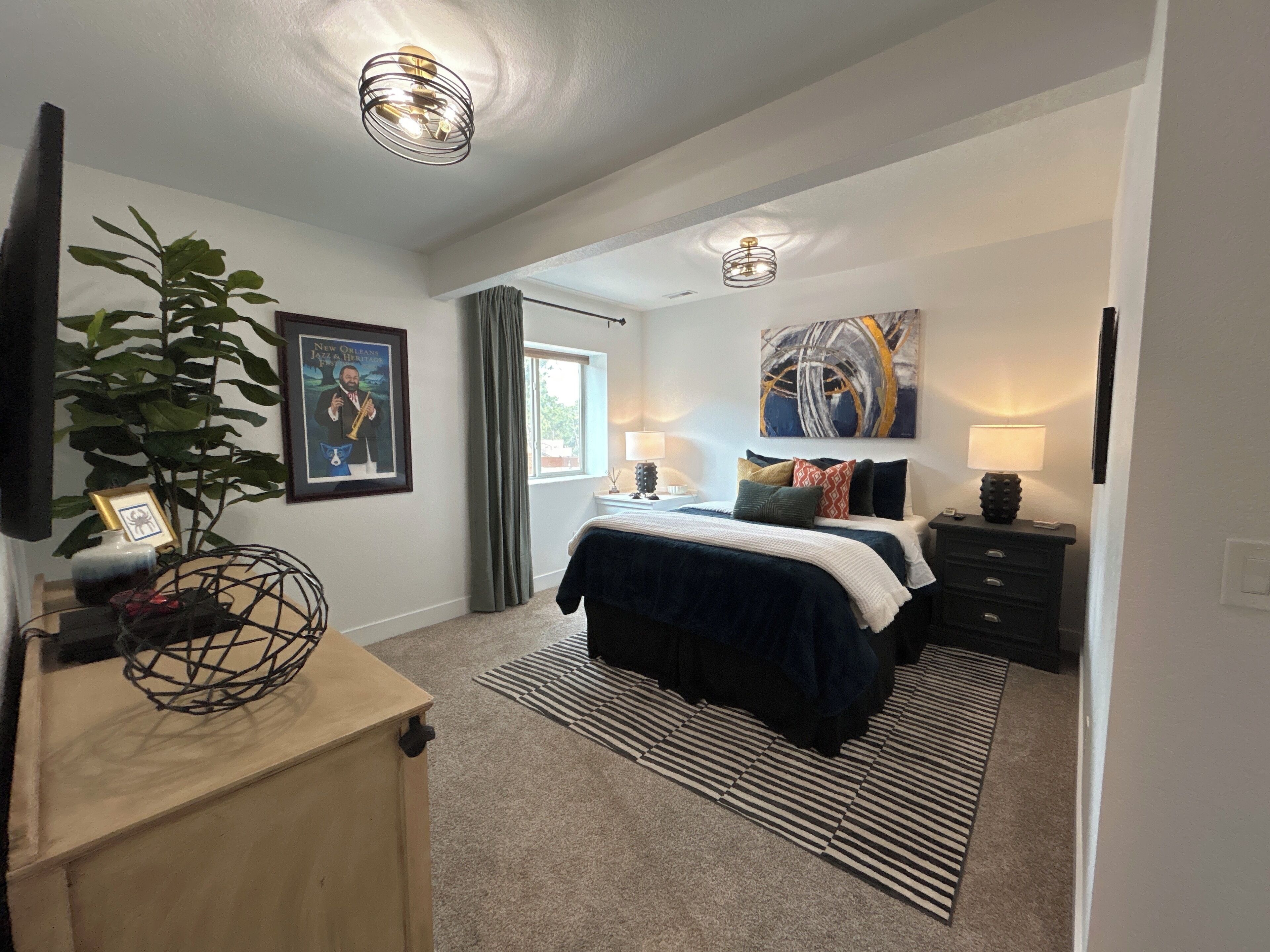 4 bedrooms, iron/ironing board, WiFi (free), bed sheets