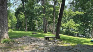 A stone-paved area with a stone bench surrounded by trees. - Farmville Lake House minutes from H-SC and Longwood (Farmville)