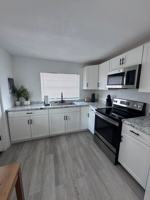 Private kitchen - Ask 4 Discounts -Fast WiFi, Fenced & Pet Friendly (Lakeland)