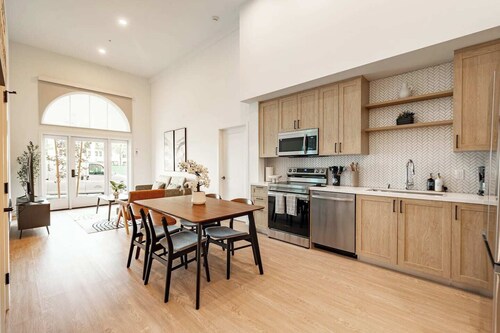 Contemporary King Suite｜Pool, Spa & Rooftop Deck