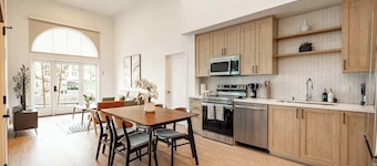 Contemporary King Suite｜Pool, Spa & Rooftop Deck