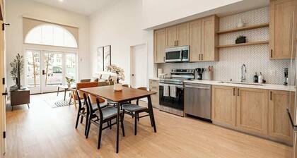 Contemporary King Suite|Pool, Spa & Rooftop Deck