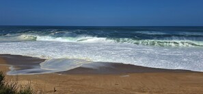 A beach with waves crashing onto the shore under a clear sky. - Townhouse with pool, 6 minutes from the beach in LABENNE OCEAN (Labenne)