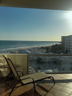 A balcony with a view of the beach and ocean. - 1-bedroom Sandy Beach condo with ocean view and AC (Puerto Peñasco)