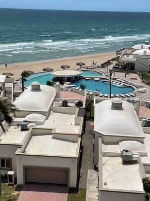 Un complexe hôtelier doté d’une piscine, d’un accès à la plage et offrant une vue sur l’océan.