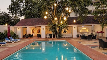 Piscine extérieure, parasols de plage