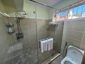 Comfort appartement, 2 slaapkamers | Badkamer | Een douche, gratis toiletartikelen, handdoeken, zeep