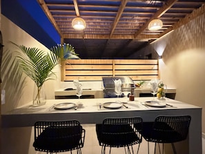 Outdoor dining - Brand-New Luxury Villa · Private Pool · 5-Min Walk to Playa Cosón (Las Terrenas)