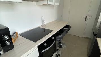 Coffee/tea maker, fridge, microwave, oven
