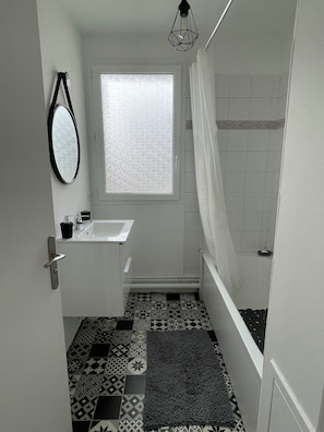 Hair dryer, towels, soap, shampoo - Cozy Room with Private Balcony near Paris Metro (Aubervilliers)