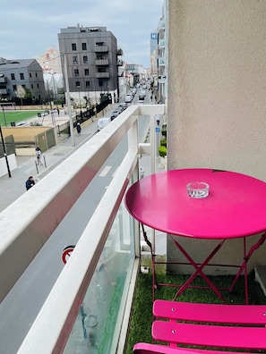 Outdoor dining - Cozy Room with Private Balcony near Paris Metro (Aubervilliers)