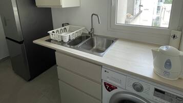 Coffee/tea maker, fridge, microwave, oven