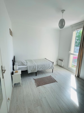 1 bedroom, desk, iron/ironing board, free WiFi - Cozy Room with Private Balcony near Paris Metro (Aubervilliers)