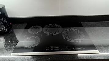 Coffee/tea maker, fridge, microwave, stovetop