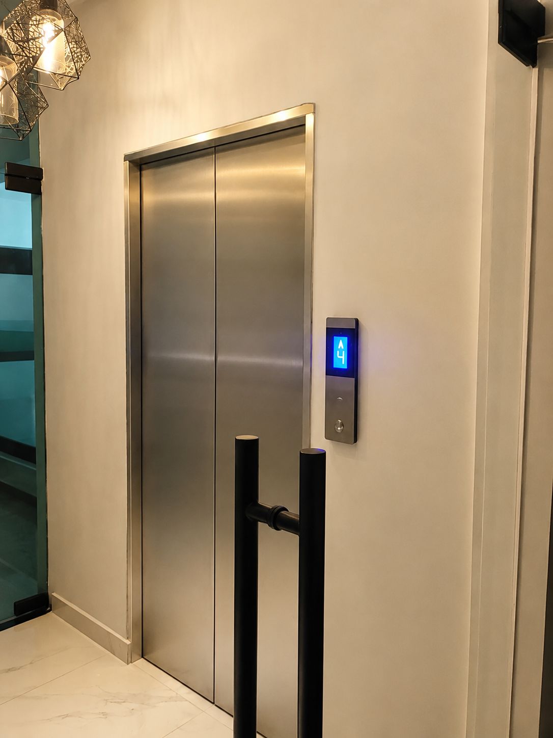 En elevator med digitalt display og moderne design.