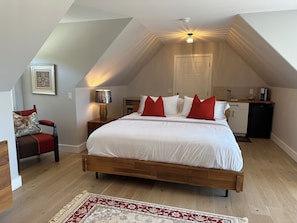 4 bedrooms, desk, iron/ironing board, free WiFi - Lake Okanagan Vacation Villa - 4BR Ensuites Hot-Tub (West Kelowna)