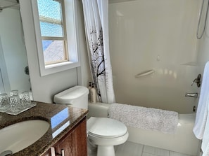 Shower, jetted bath, hair dryer, bidet - Lake Okanagan Vacation Villa - 4BR Ensuites Hot-Tub (West Kelowna)