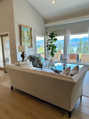 Smart TV, DVD player, table football, computer monitors - Lake Okanagan Vacation Villa - 4BR Ensuites Hot-Tub (West Kelowna)