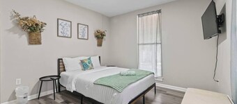 Downtown Noblesville, Close to Ruoff, 4BR Sleeps 8