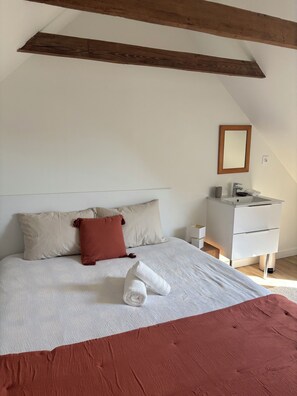 Unclassified image, 5 of 6, button - Vrbo Property (Plounévez-Lochrist)