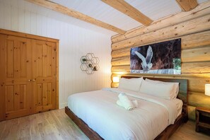 Ein Zimmer mit Holzwandverkleidung, einem Bett, einem Holzschrank und einem sechseckigen Regal an der Wand, das mit Pflanzen dekoriert ist.