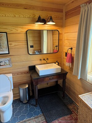Hiustenkuivaaja, pyyhkeet, saippua, vessapaperi