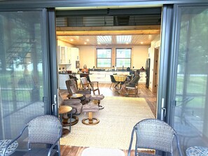 Ein modernes Interieur mit Essbereich, Küche und einer Sitzgruppe.