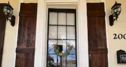 The Steamboat House, Pelican Parlor-Bed&Breakfast Style Experience Natchitoches