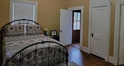 The Steamboat House, Pelican Parlor-Bed&Breakfast Style Experience Natchitoches