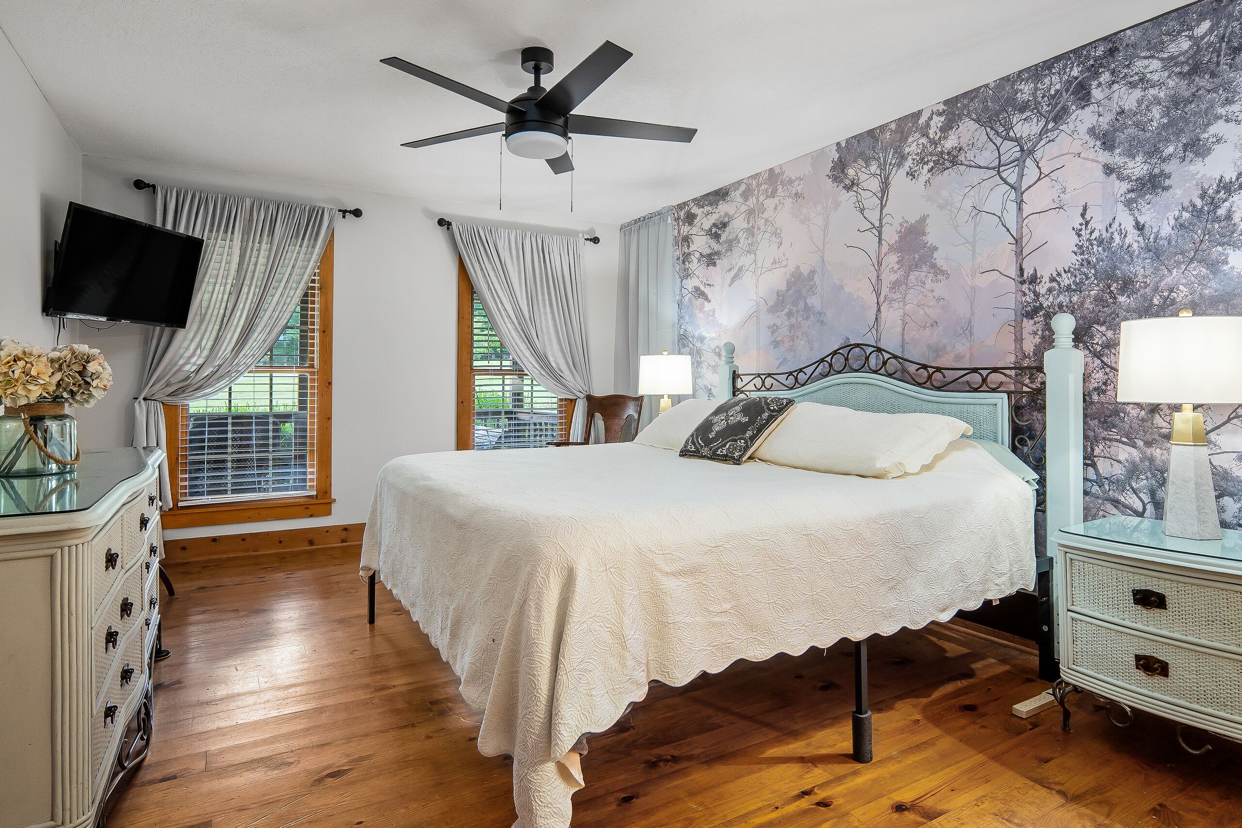 3 bedrooms, iron/ironing board, travel crib, WiFi (free)