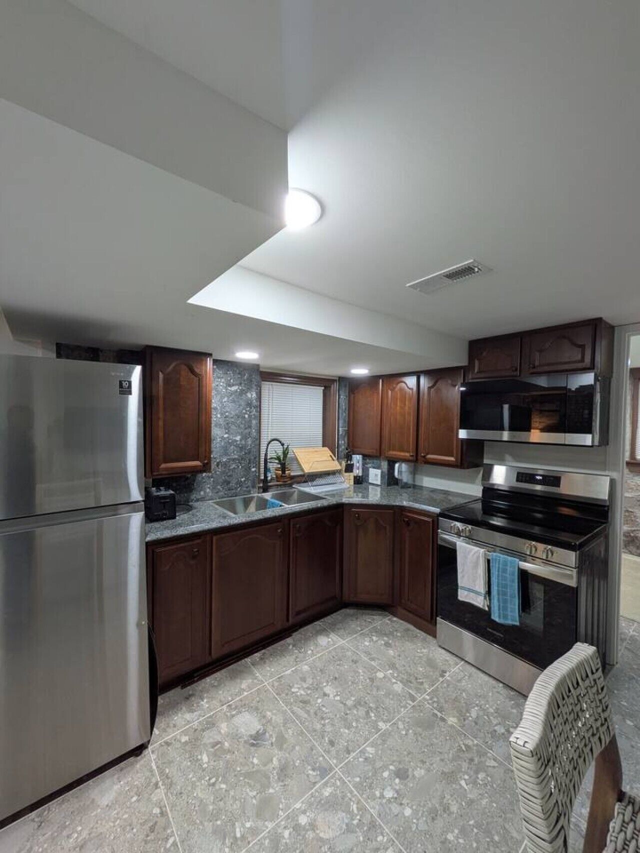 Coffee/tea maker, fridge, microwave, oven