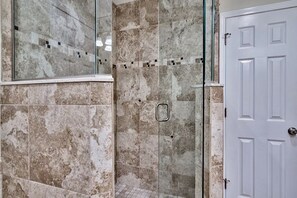 Toallas y papel de baño 