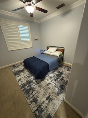 Tabla de planchar con plancha, wifi, ropa de cama