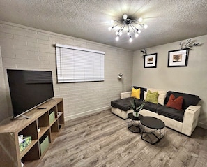 Living area - Downtown Gilbert Oasis | Pet Friendly | Walkable (Gilbert)