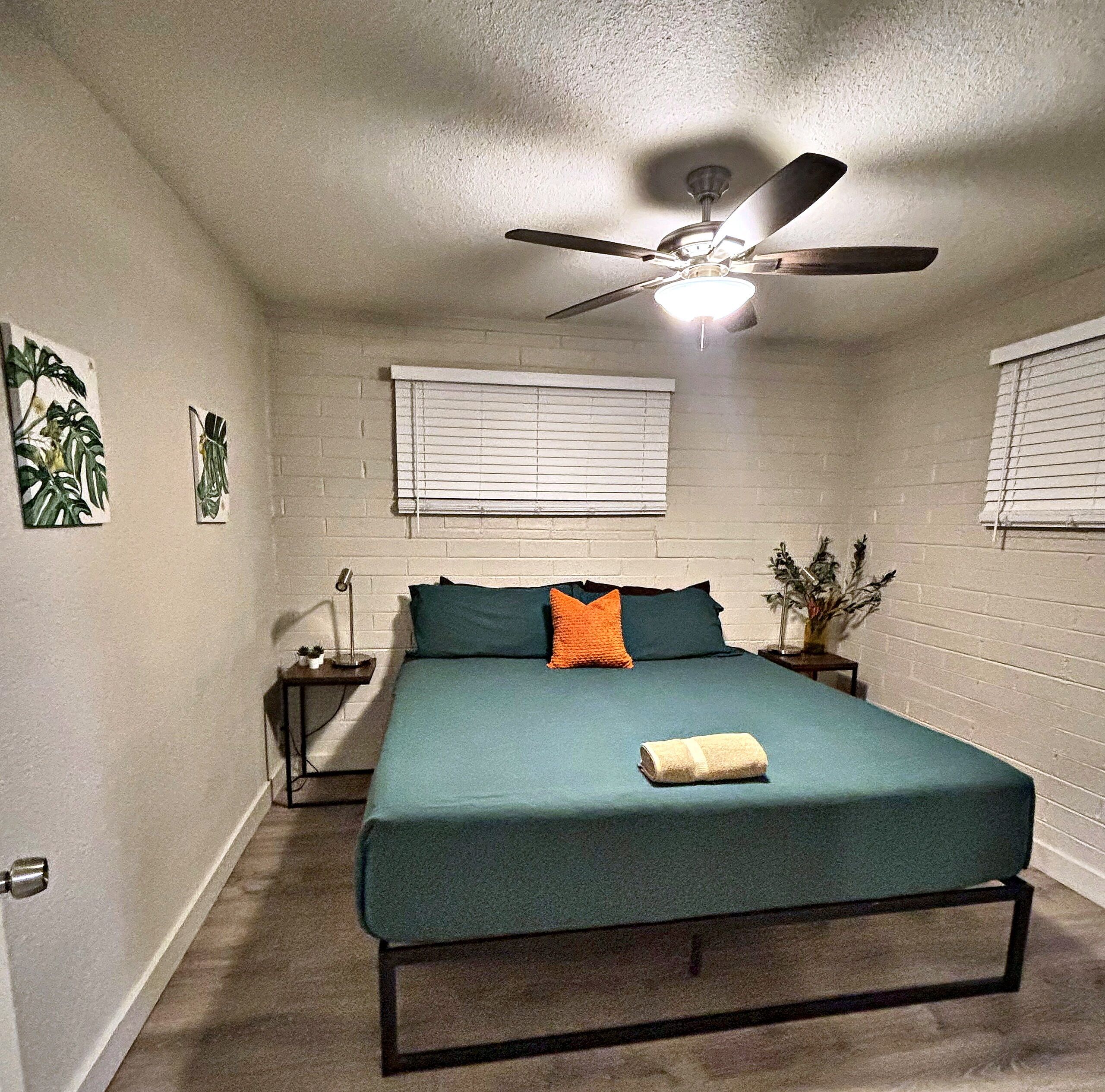 Desk, iron/ironing board, WiFi, bed sheets
