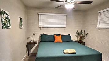 Desk, iron/ironing board, WiFi, bed sheets