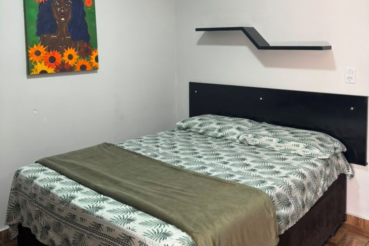 Suite básica | Escritorio y espacio para trabajar con un portátil