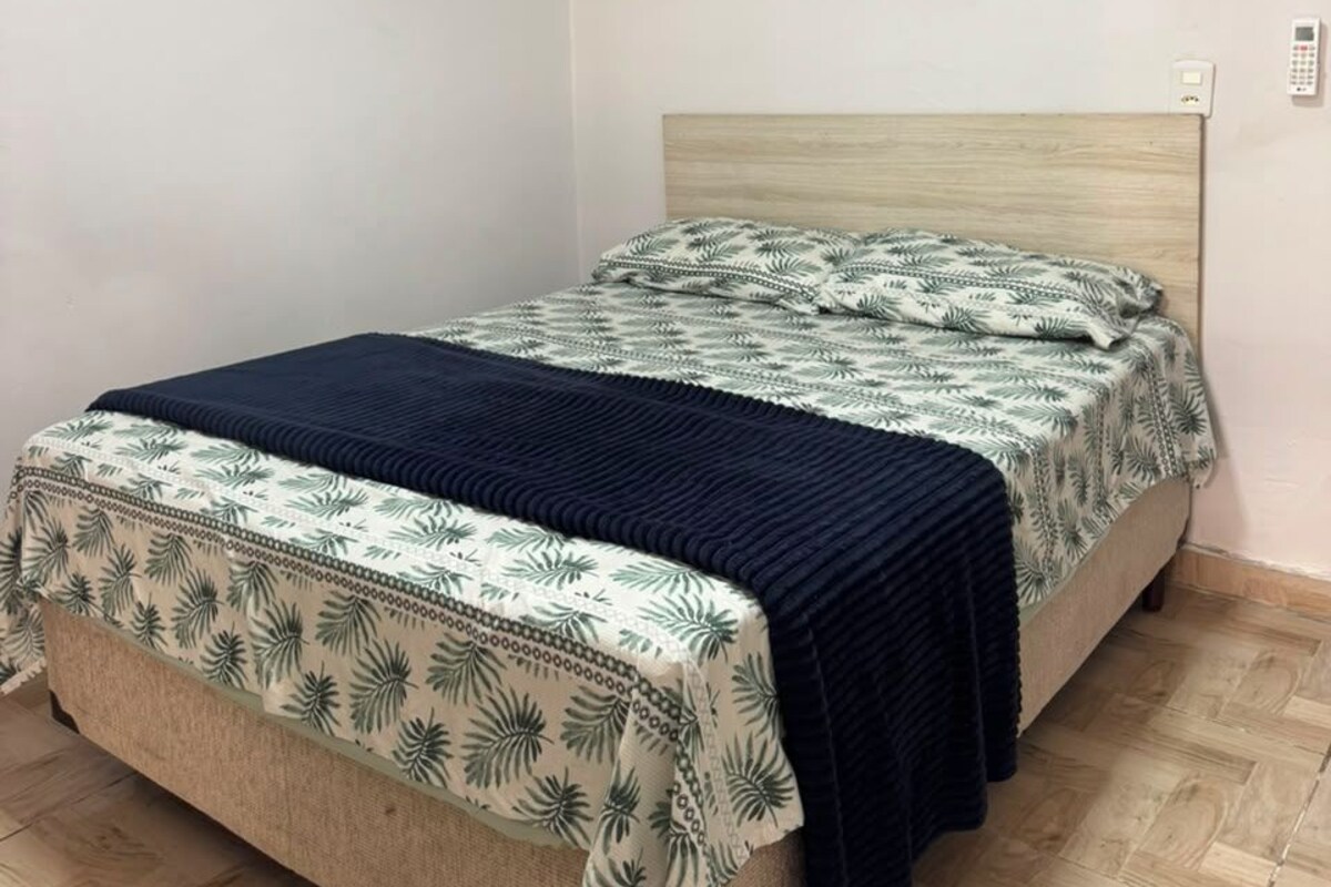 Suite básica | Escritorio y espacio para trabajar con un portátil