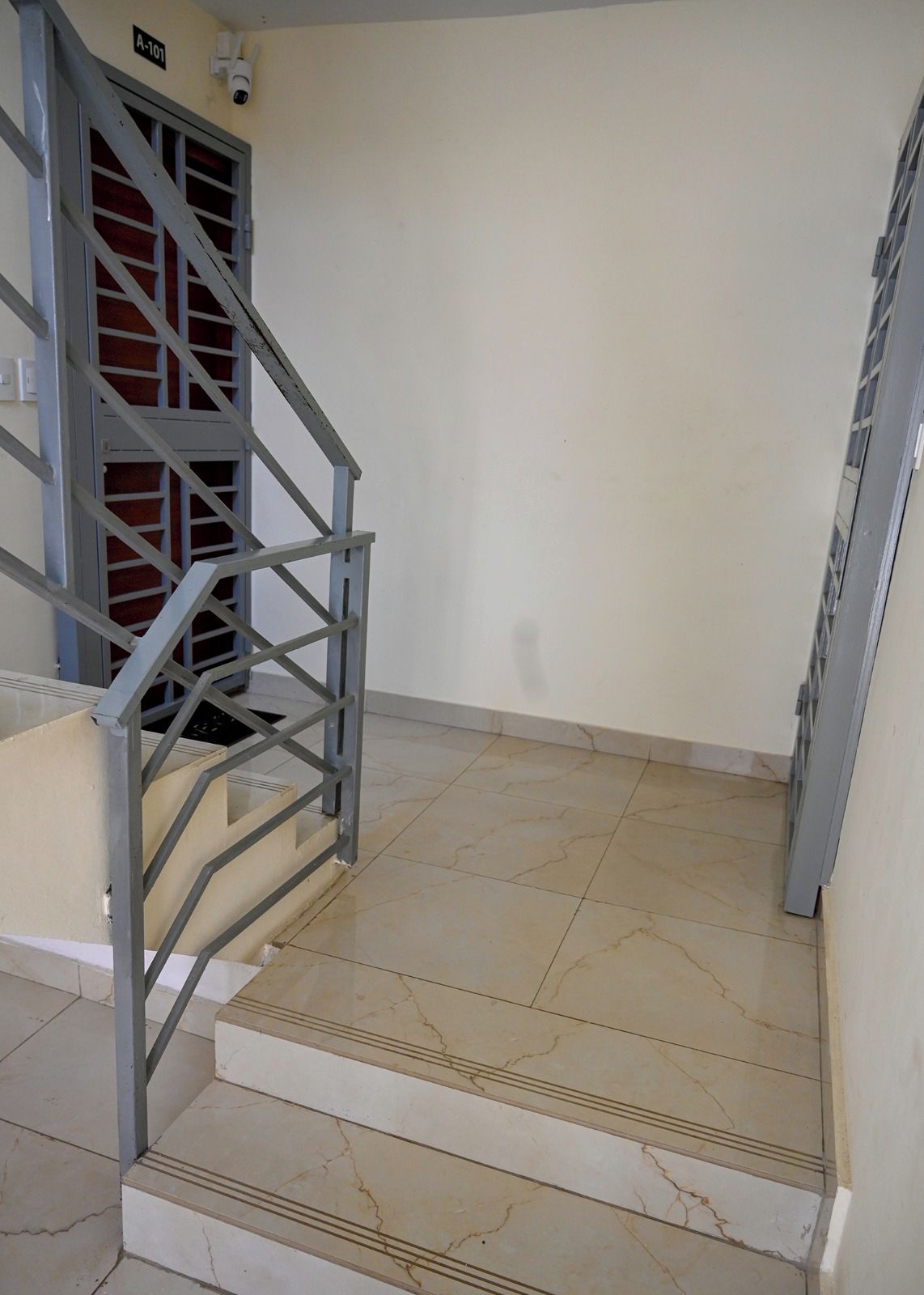 Una escalera con barandillas de metal que lleva a una plataforma.